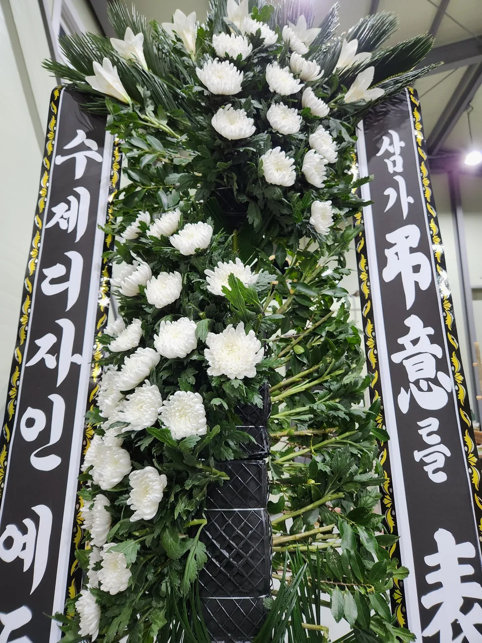 흰 국화로 높낮이와 사선의 흐름을 잡는 제작 과정